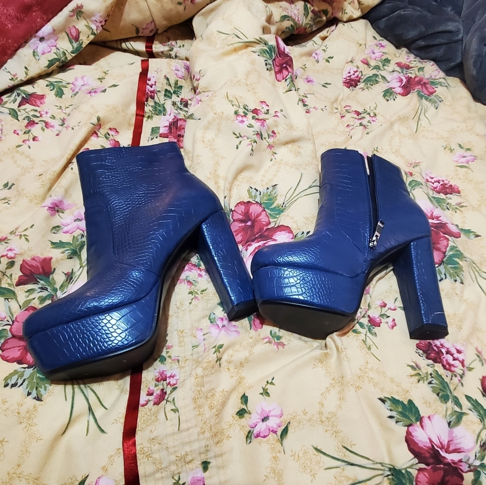 New Navy blue snake print boot